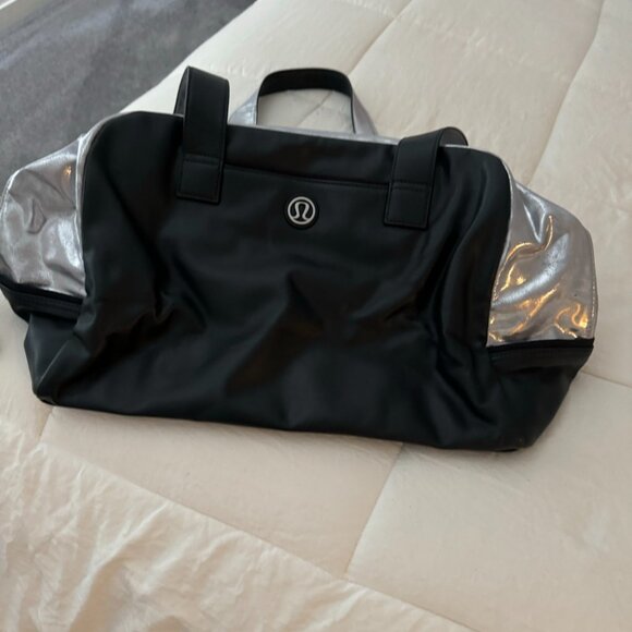LULULEMON Women's Silver & Black Traveler Duffle/Overnight/Gym BAG - Picture 1 of 7